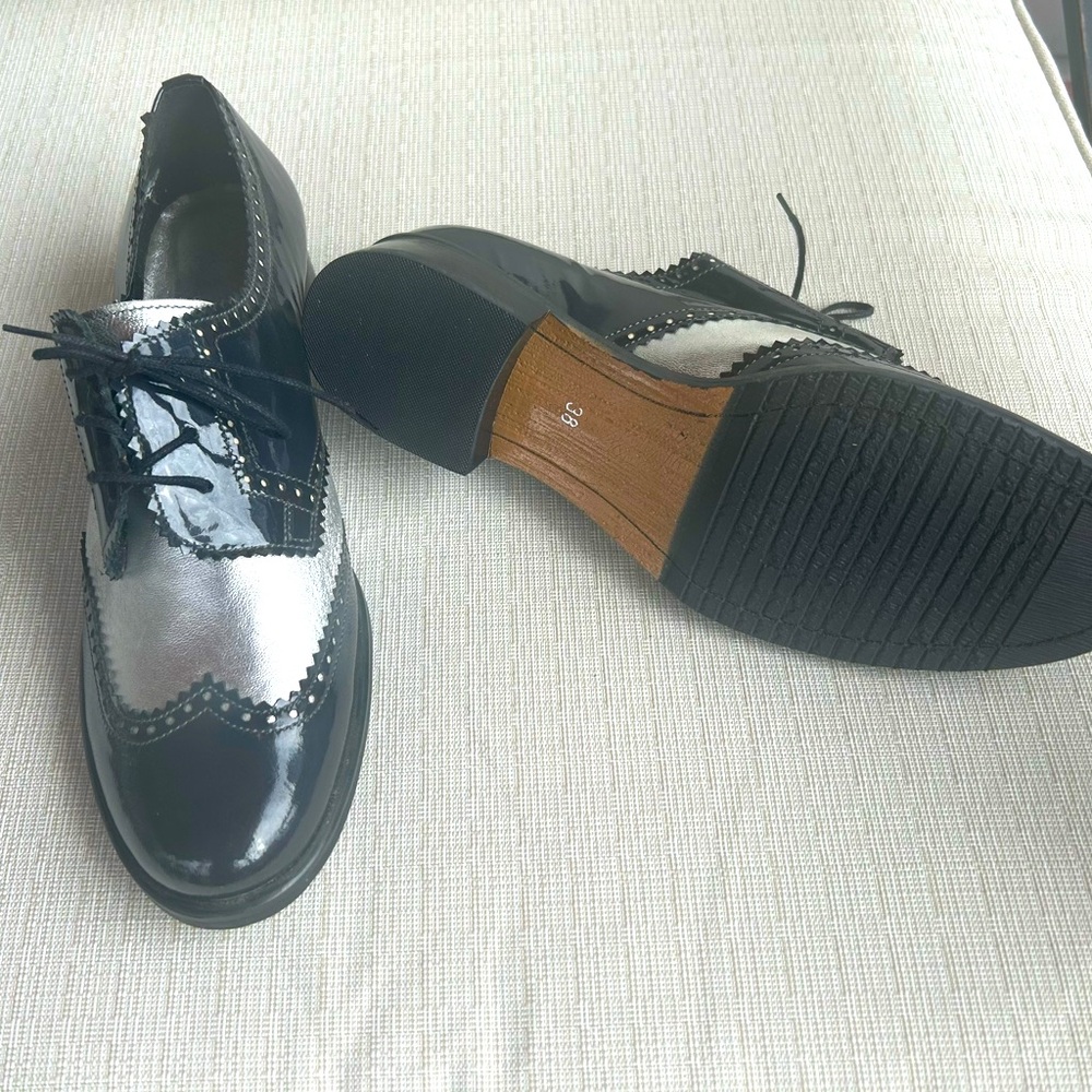 Black Patent Leather and Silver Oxford Shoes, size 8 (EU 38) - Picture 3 of 4